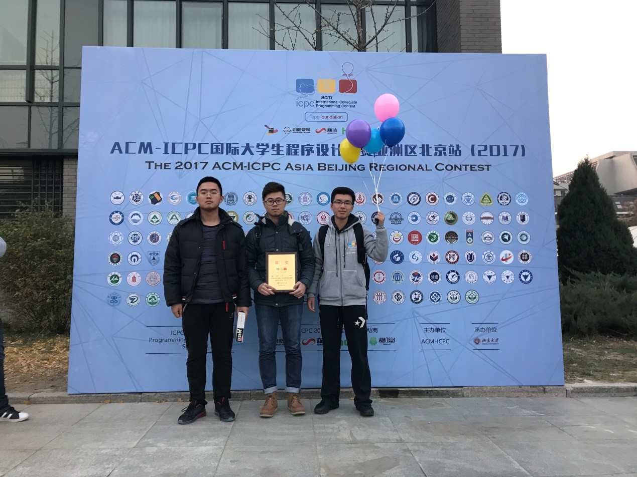 ICPC北京站参赛队伍“二三三三”(左起李孟韬、王英艺、吴泽航)