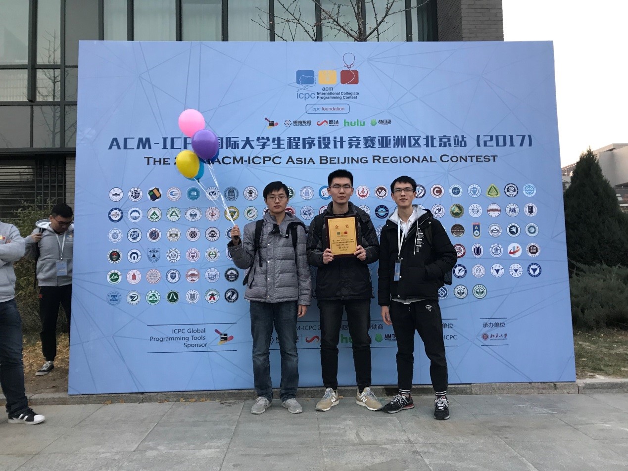 ICPC北京站参赛队伍“猜歌群”(左起郑黎明、王天舒、何卫锋)